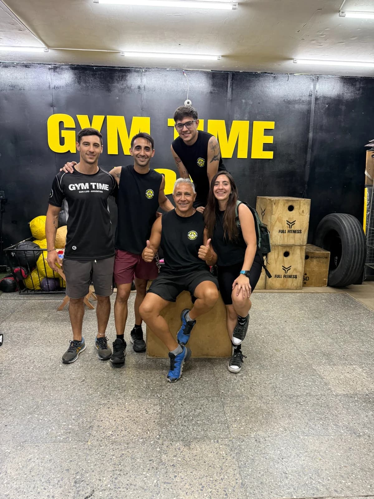 Integrantes de Gym Time reunidos en el gimnasio